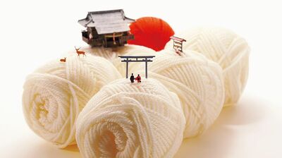 田中達也「新年の幕開けにふさわしい!初詣の作品〈運命の赤い糸で結ばれた縁〉赤い毛糸を初日の出に、白色は冷たい雪に見立てて」